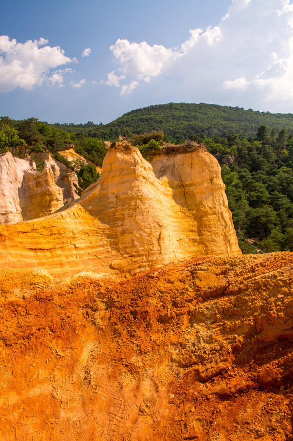 Explorez le Colorado Provençal : sentiers, paysages d’ocre, conseils pratiques, accès et meilleures périodes pour visiter ce site naturel unique en Provence.